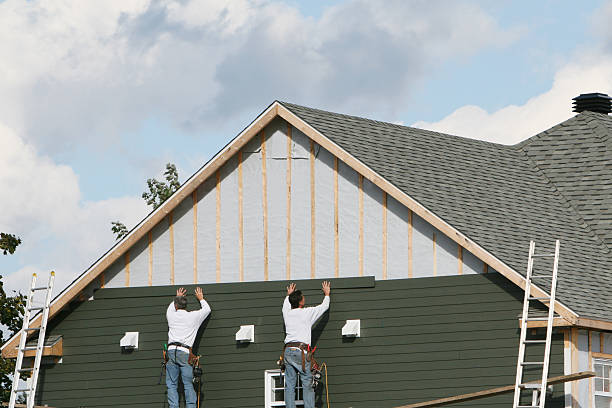 Professional Wood Siding technician working in Trenton, IL